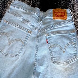 LEVI’S Hight Waist Tapered Fit Jeans Size: 27